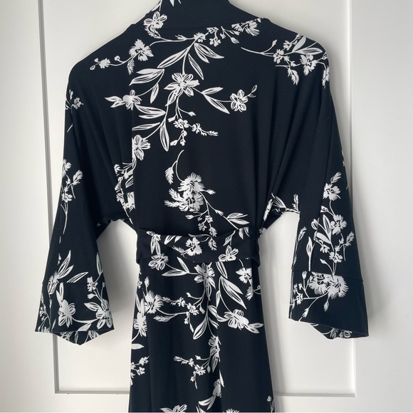Black & White Floral Robe | Medium - Picture 14 of 16